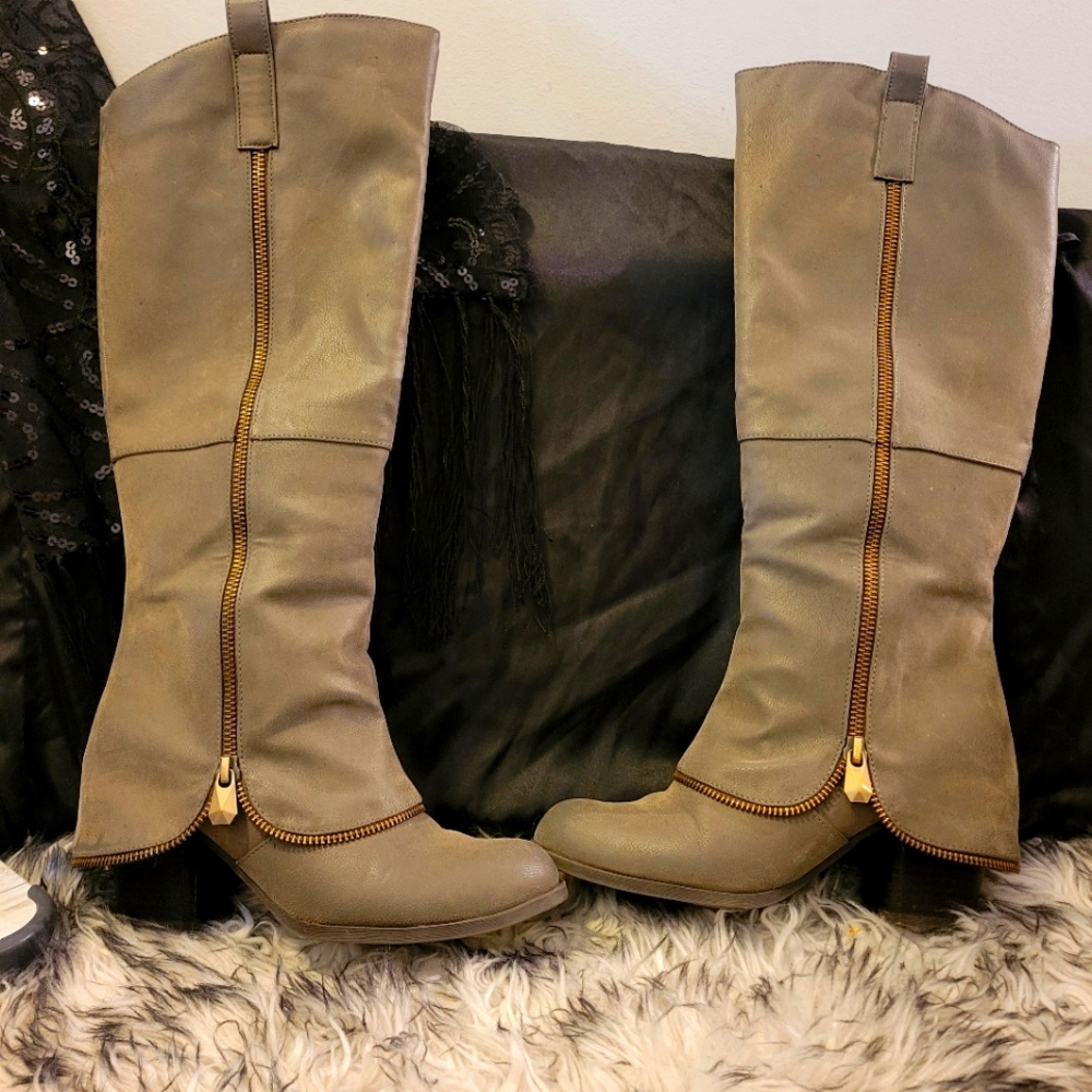 💥FERGALICIOUS💥 Faux Army Grey heeled boot, size 6.5
